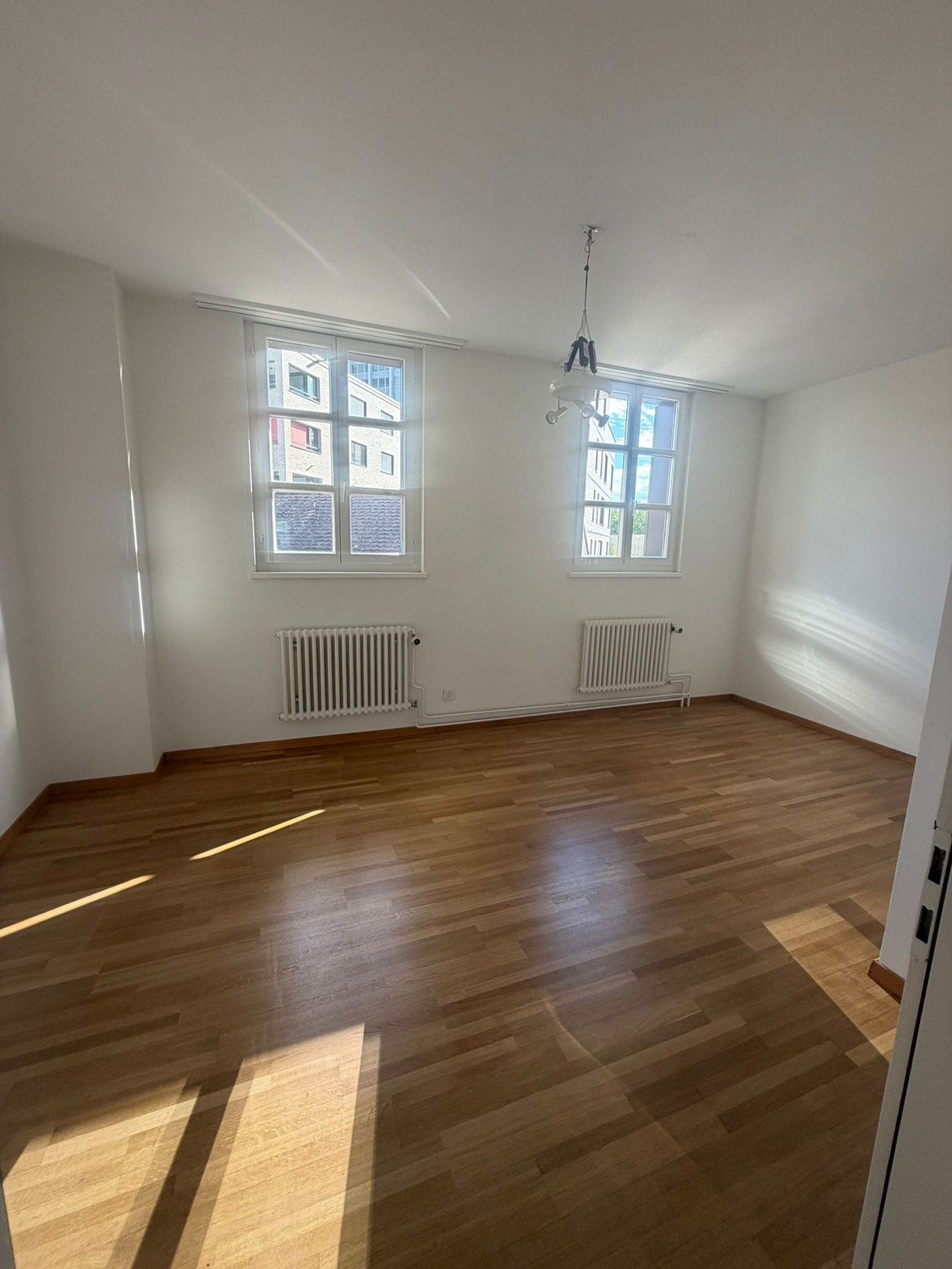 2 ½ room roof flat

2 walking minutes to Winterthur station.

For rent is an attractive 2.5-room roof apartment at Paulstrasse 23 in Winterthur.
The apartment was freshly renovated in July and presents itself in a well-maintained and modern condition. Due to its location in the attic, it offers a co, photo 8 of 10