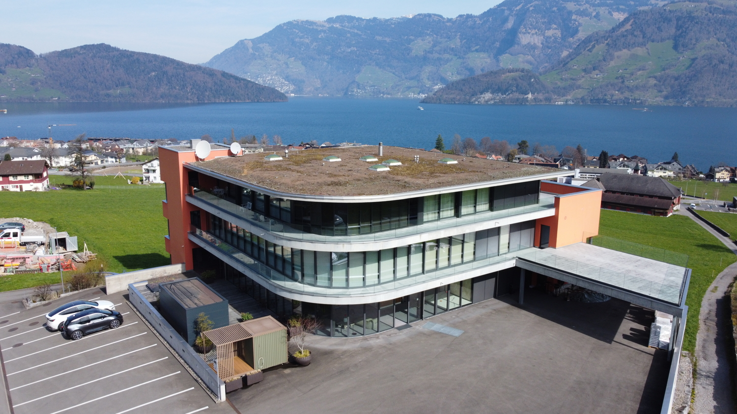 327m² office, photo 1 of 10