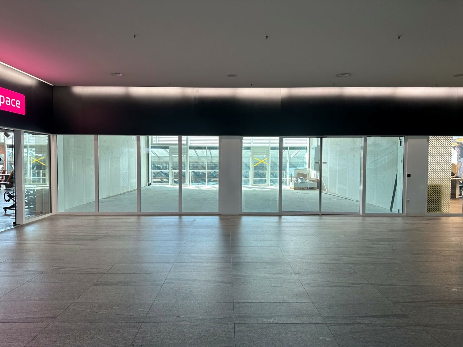 106m² shop, photo 3 of 4