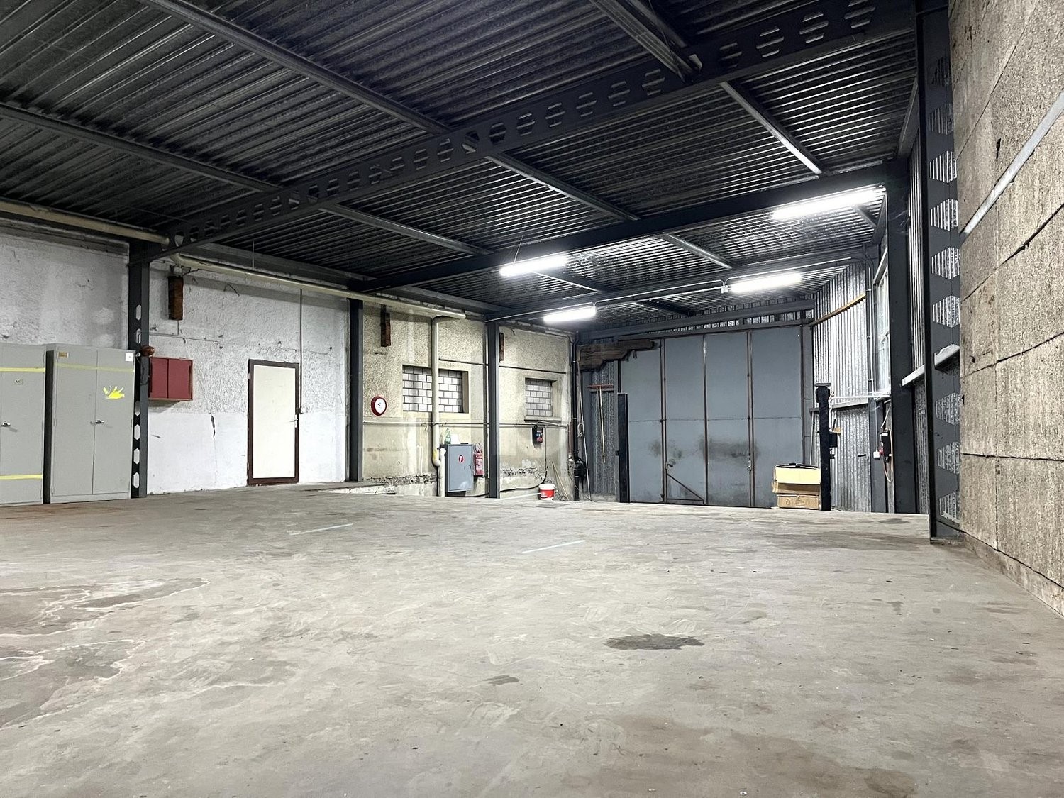 200m² atelier, photo 2 of 4