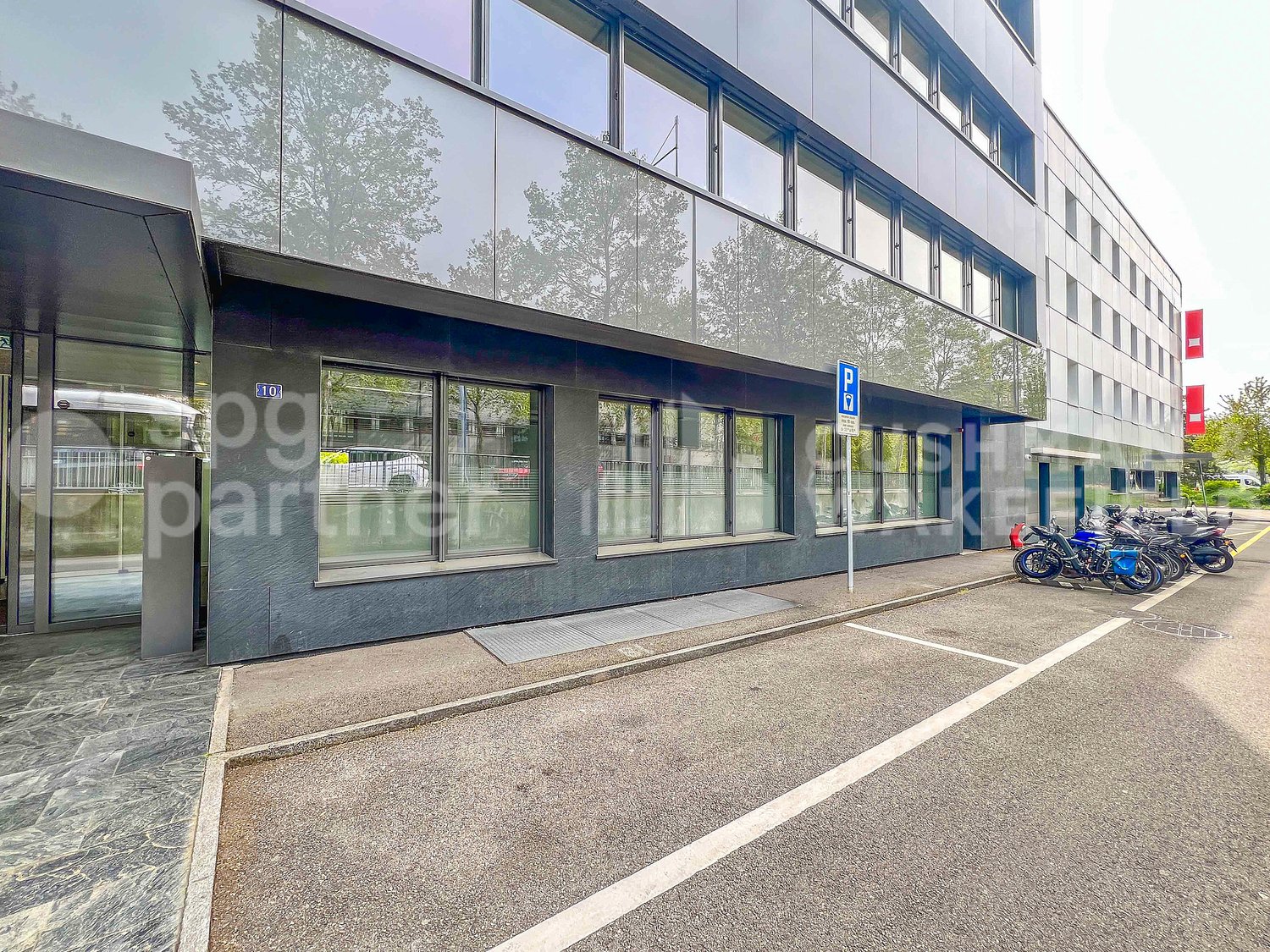 469m² office, photo 3 of 10