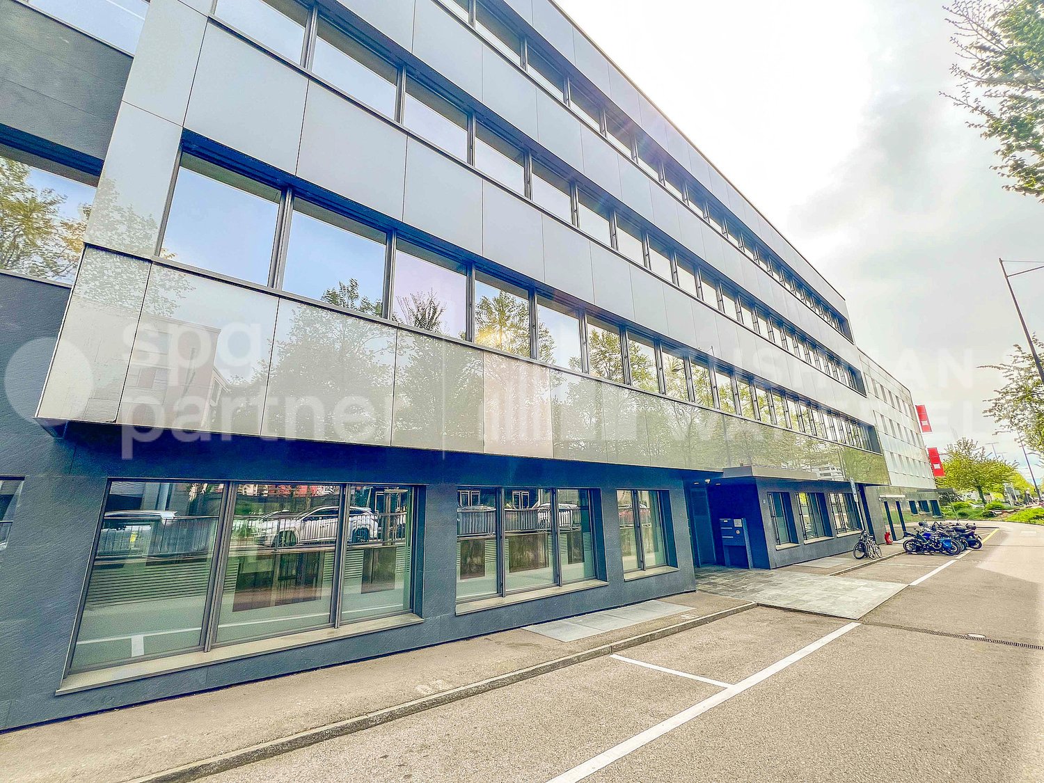 469m² office, photo 1 of 10