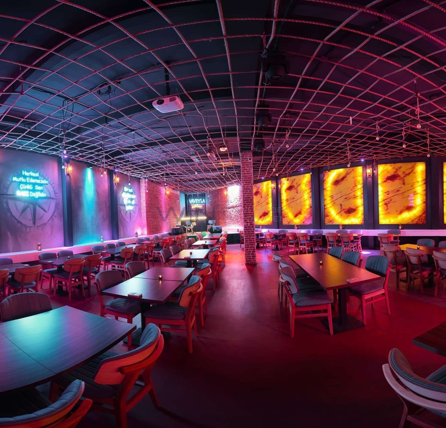 550m² bar, photo 1 of 8