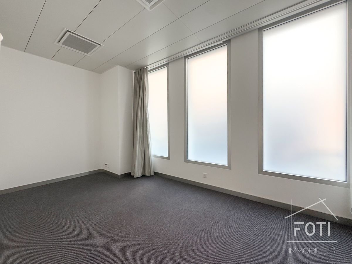 46m² display window
