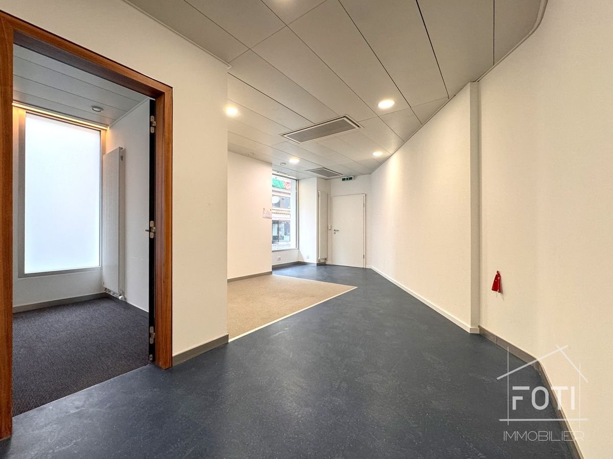 46m² display window