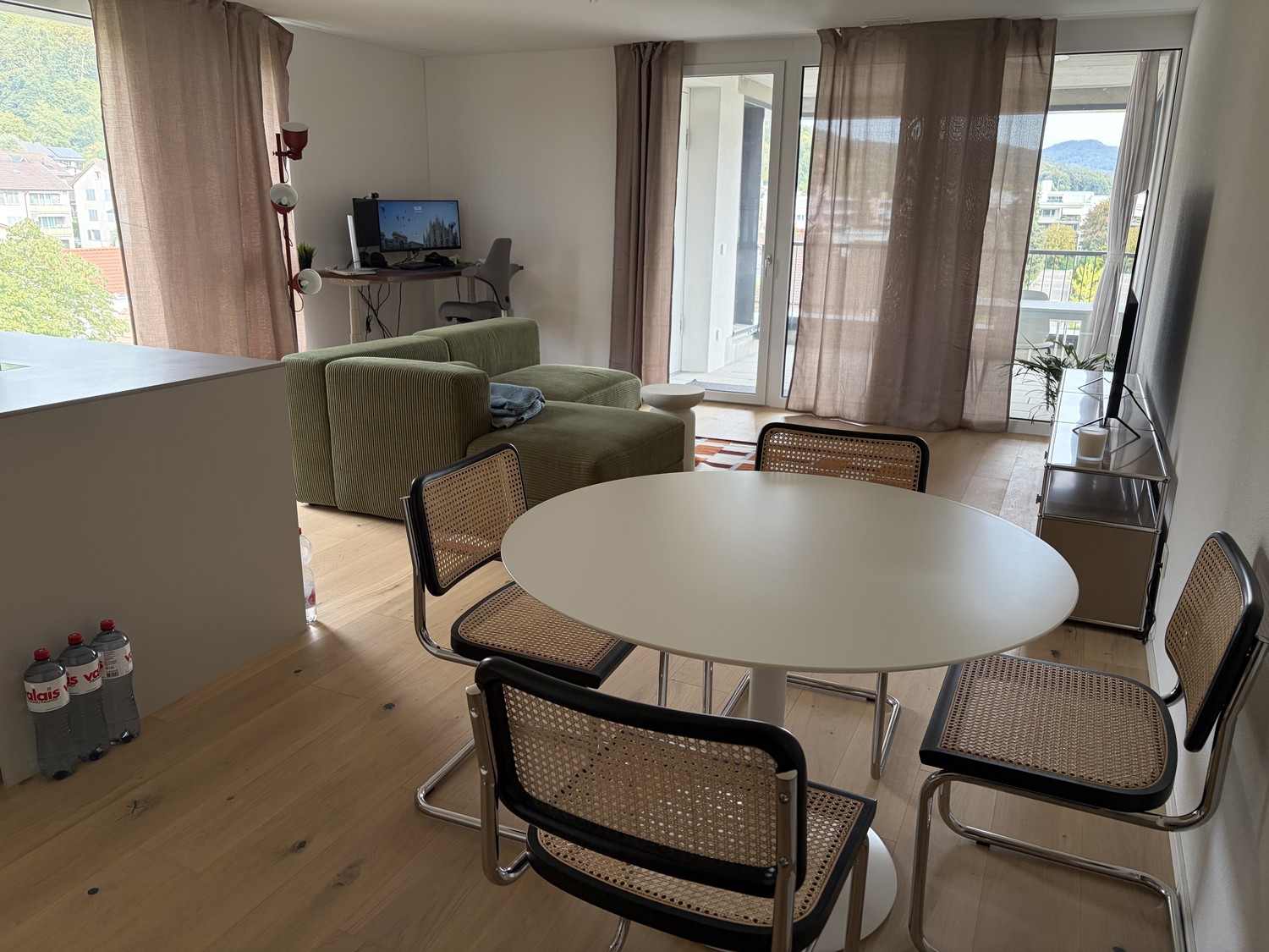 2 ½ rooms apartment

Available for rent from 01.12.2026 with the possibility to take over like-new furniture at a good price.

Shopping facilities (Migros, Denner, pharmacy) on the ground floor, car charging station for e-cars and gas station reachable within a 2-minute walk., photo 3 of 6