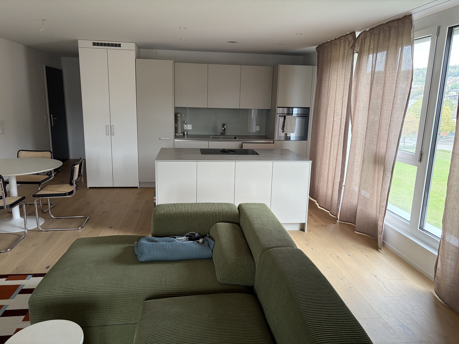 2 ½ rooms apartment

Available for rent from 01.12.2026 with the possibility to take over like-new furniture at a good price.

Shopping facilities (Migros, Denner, pharmacy) on the ground floor, car charging station for e-cars and gas station reachable within a 2-minute walk., photo 1 of 6
