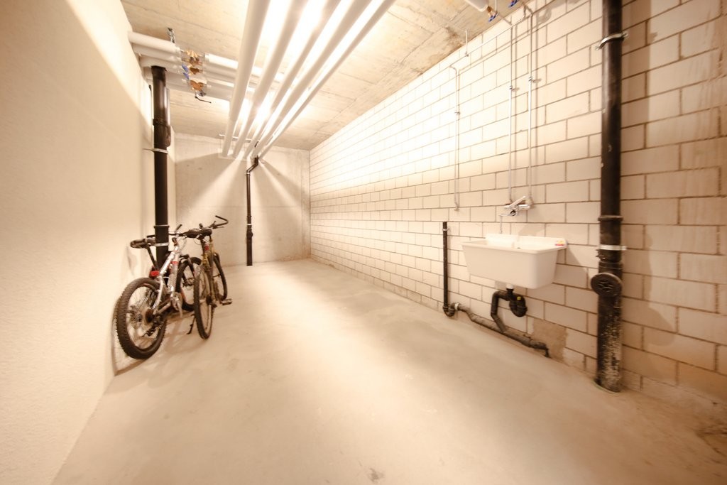 38m² storage room