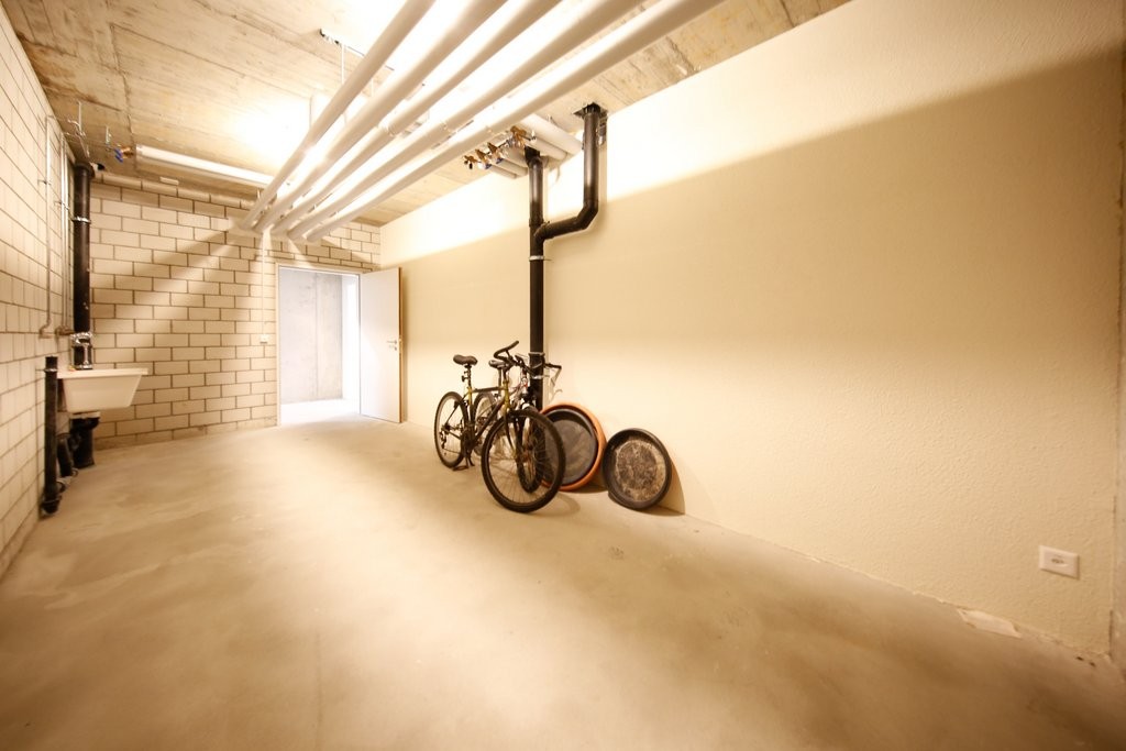 38m² storage room