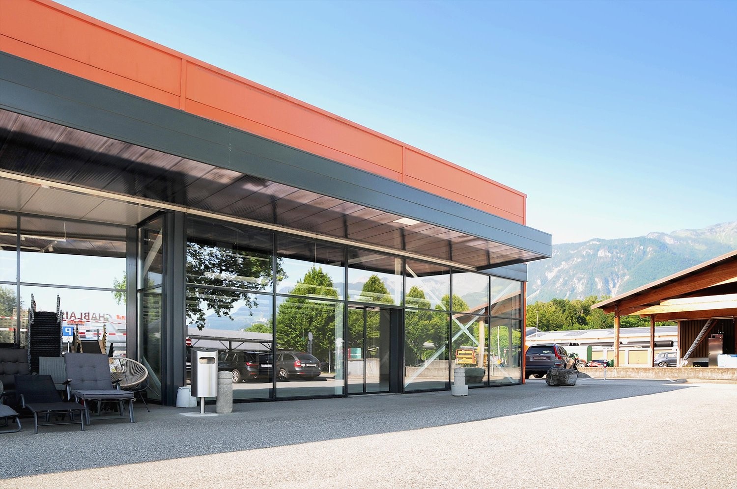 743m² shop, photo 1 of 4