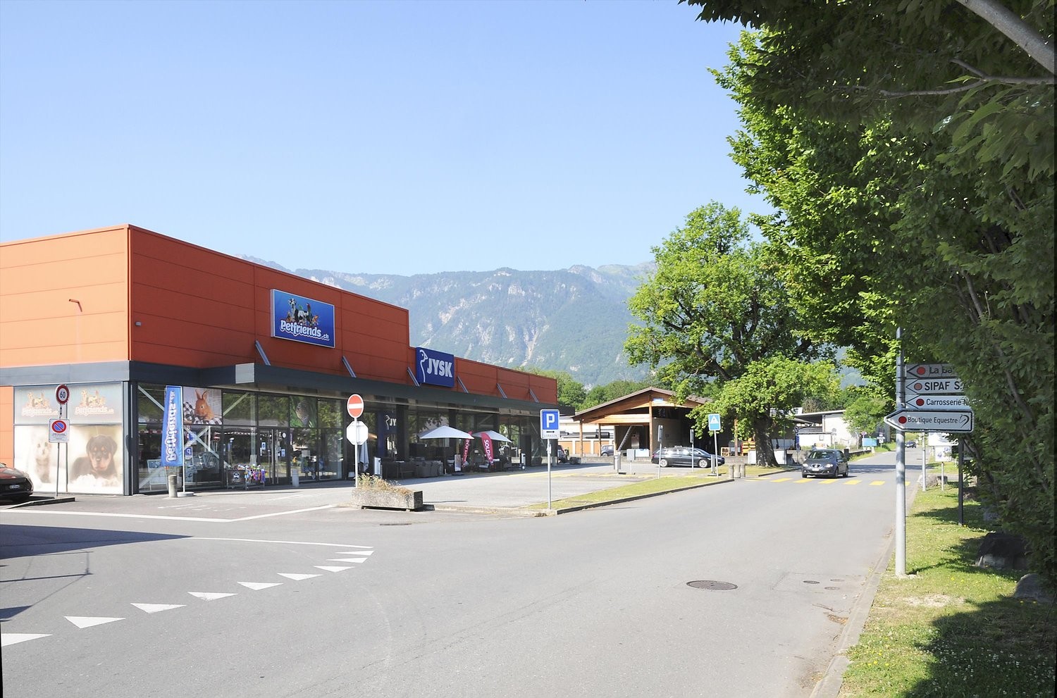 743m² shop, photo 2 of 4
