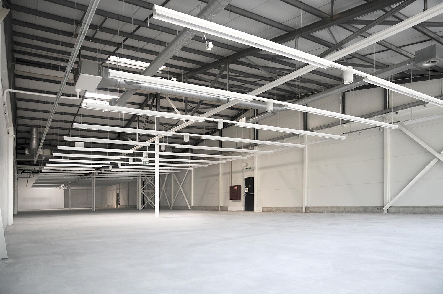 743m² shop, photo 3 of 4