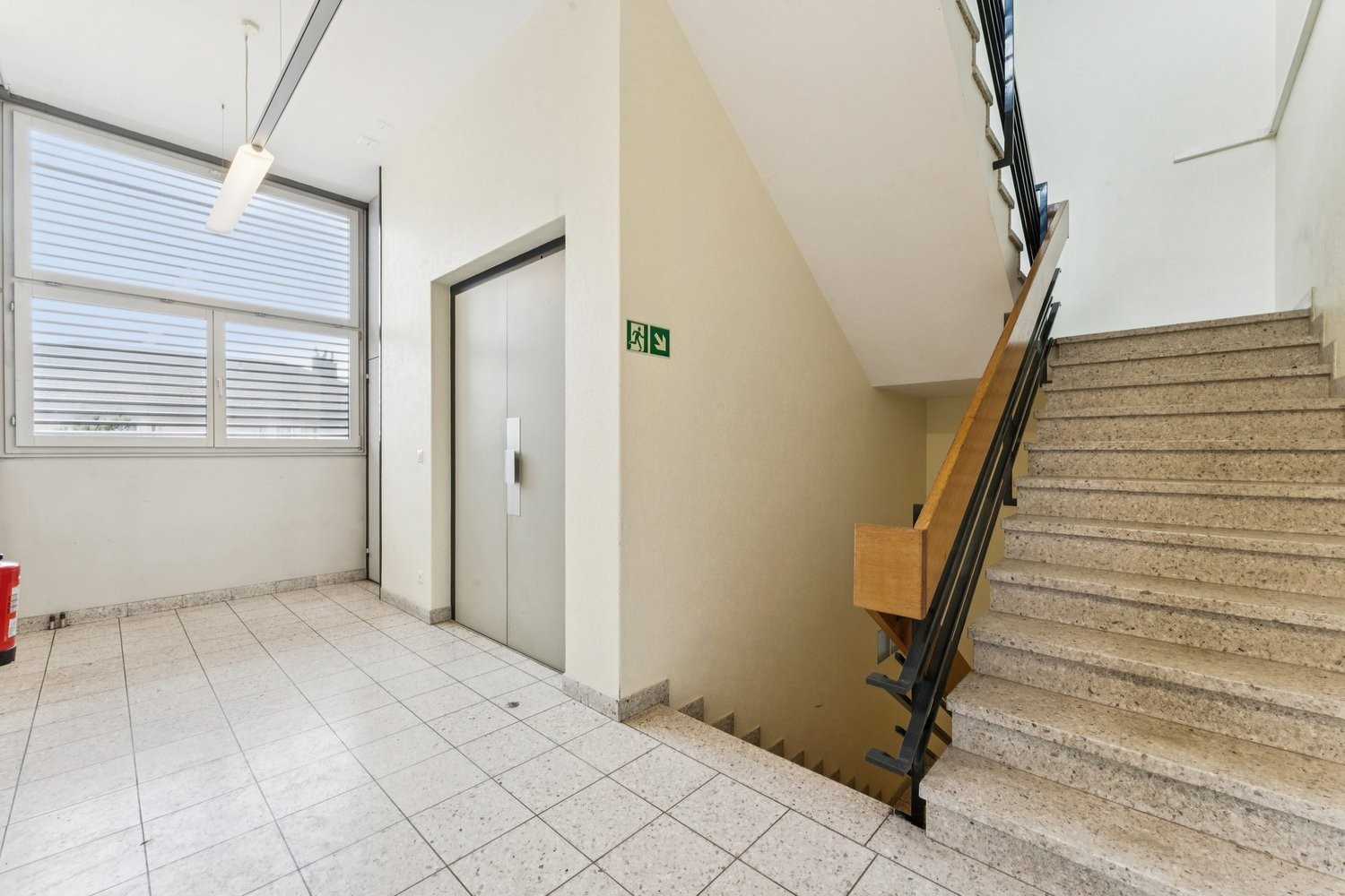 440m² storage room