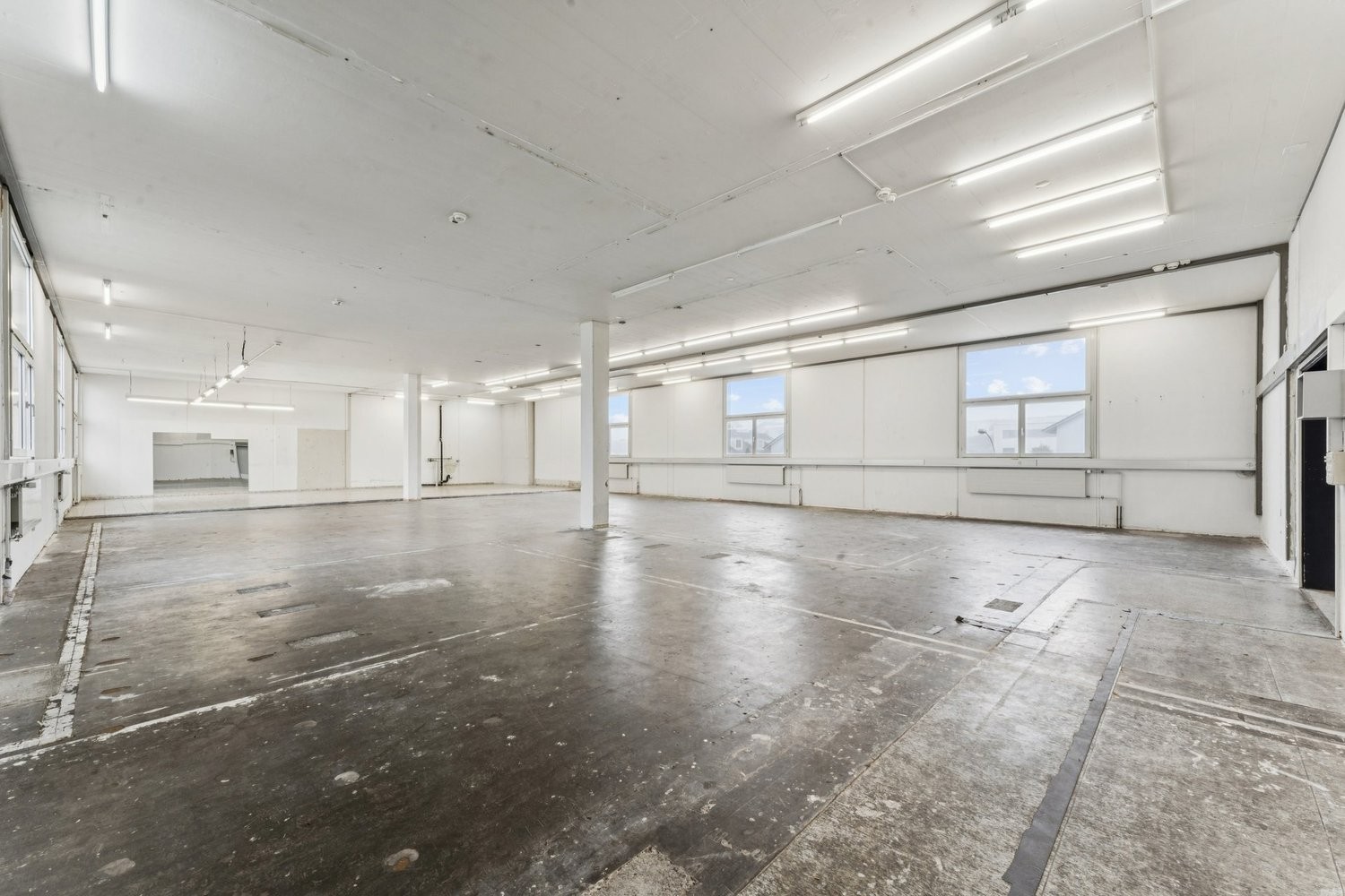440m² storage room