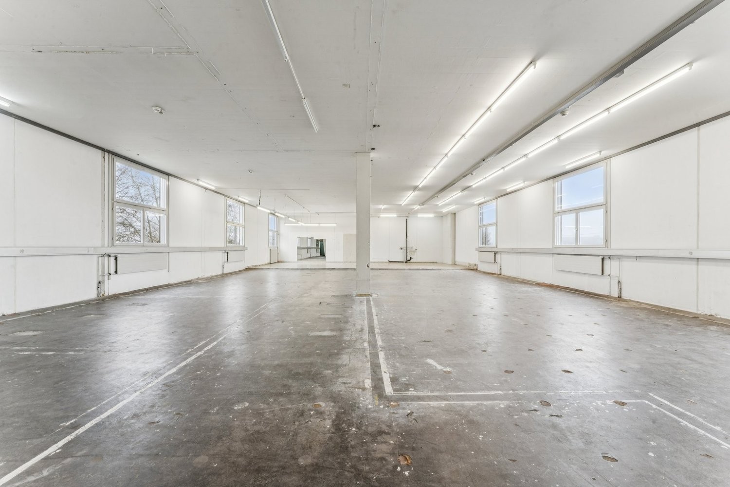 440m² storage room