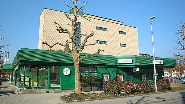 112m² shop