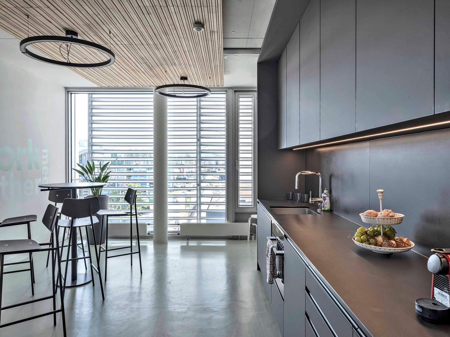 958m² office