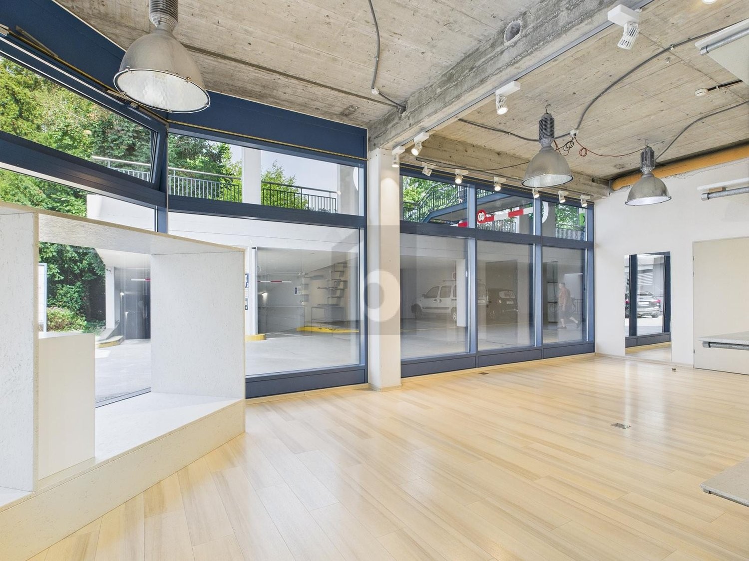 320m² shop, photo 4 of 4