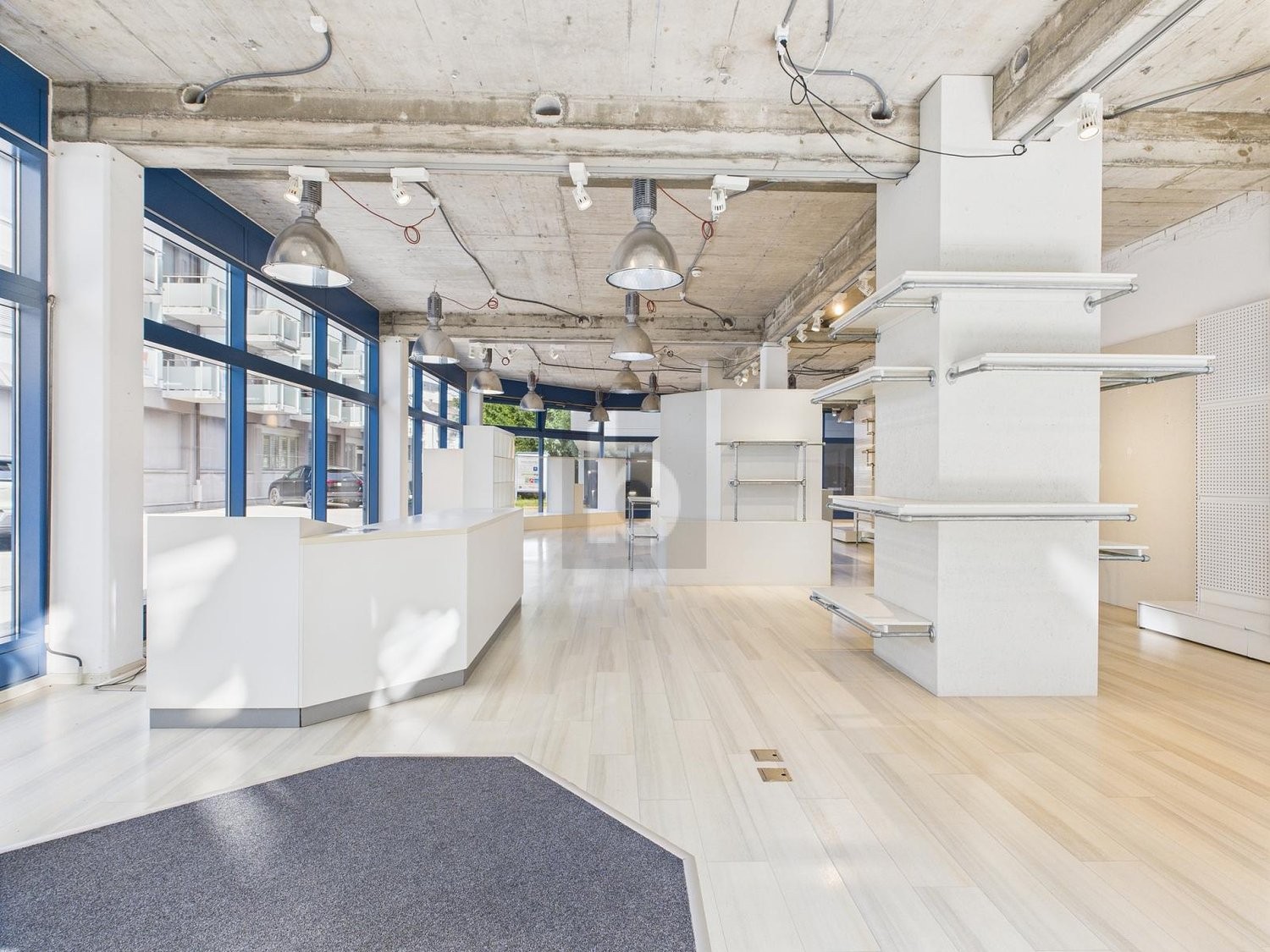 320m² shop, photo 2 of 4