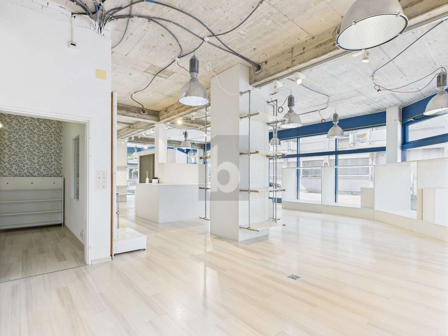 320m² shop, photo 3 of 4