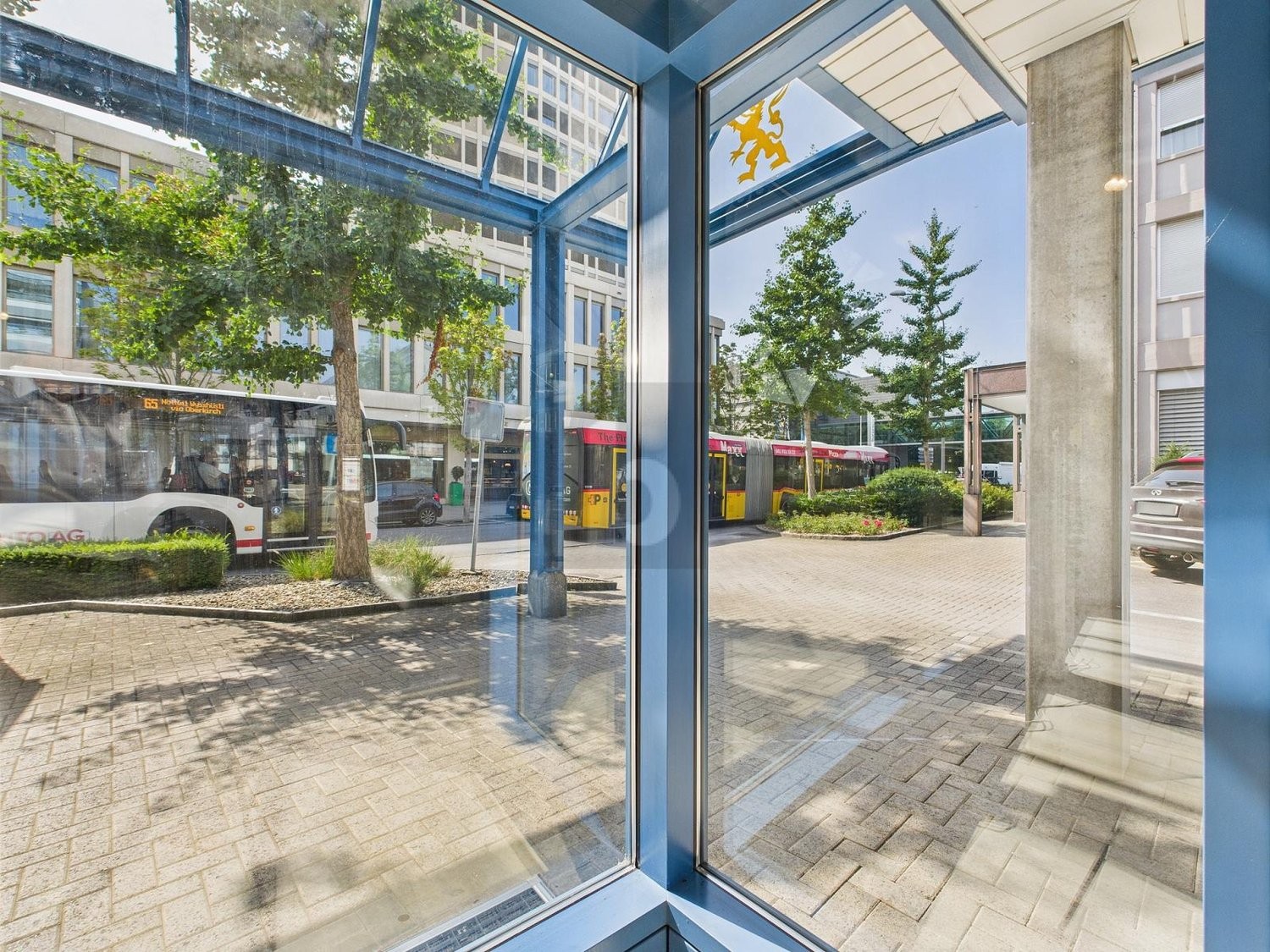 320m² shop, photo 1 of 4