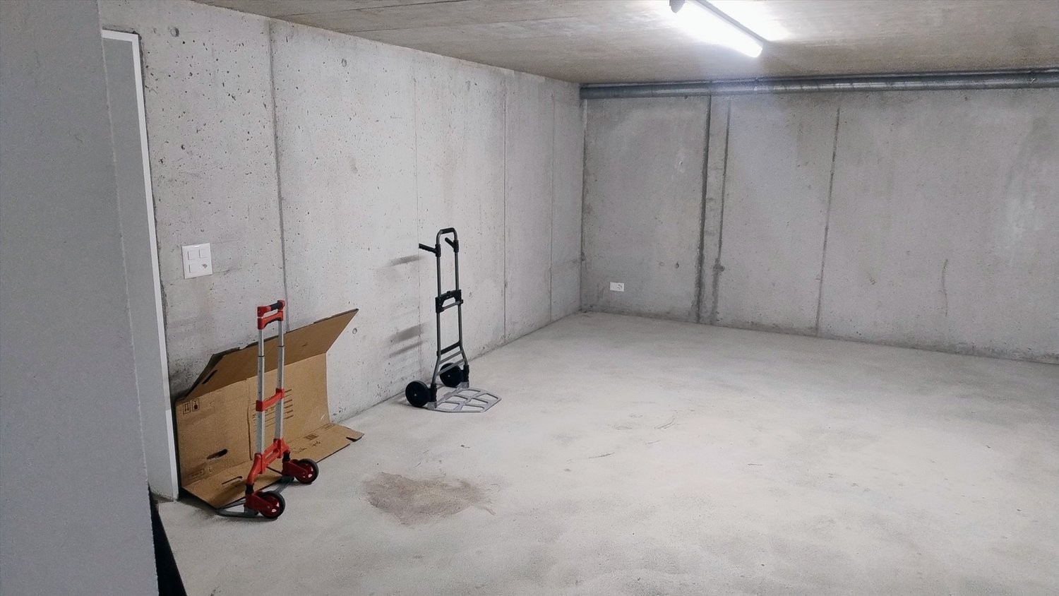 75m² storage room, photo 1 of 4