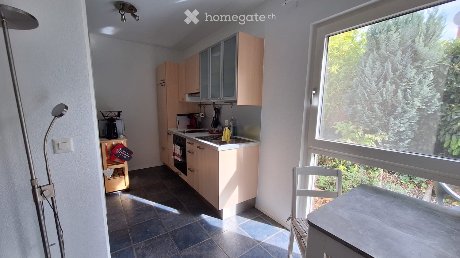 Studio arredato in affitto a Vétroz, disponibile subito. 
 
Situato in una zona tranquilla in un quartiere di ville, vicino alla zona commerciale di Conthey e alle fermate dell'autobus, e a pochi minuti soltanto da Sion. Al piano terra, con un ingresso indipendente e una terrazza circondata dalla ve, foto 2 di 5