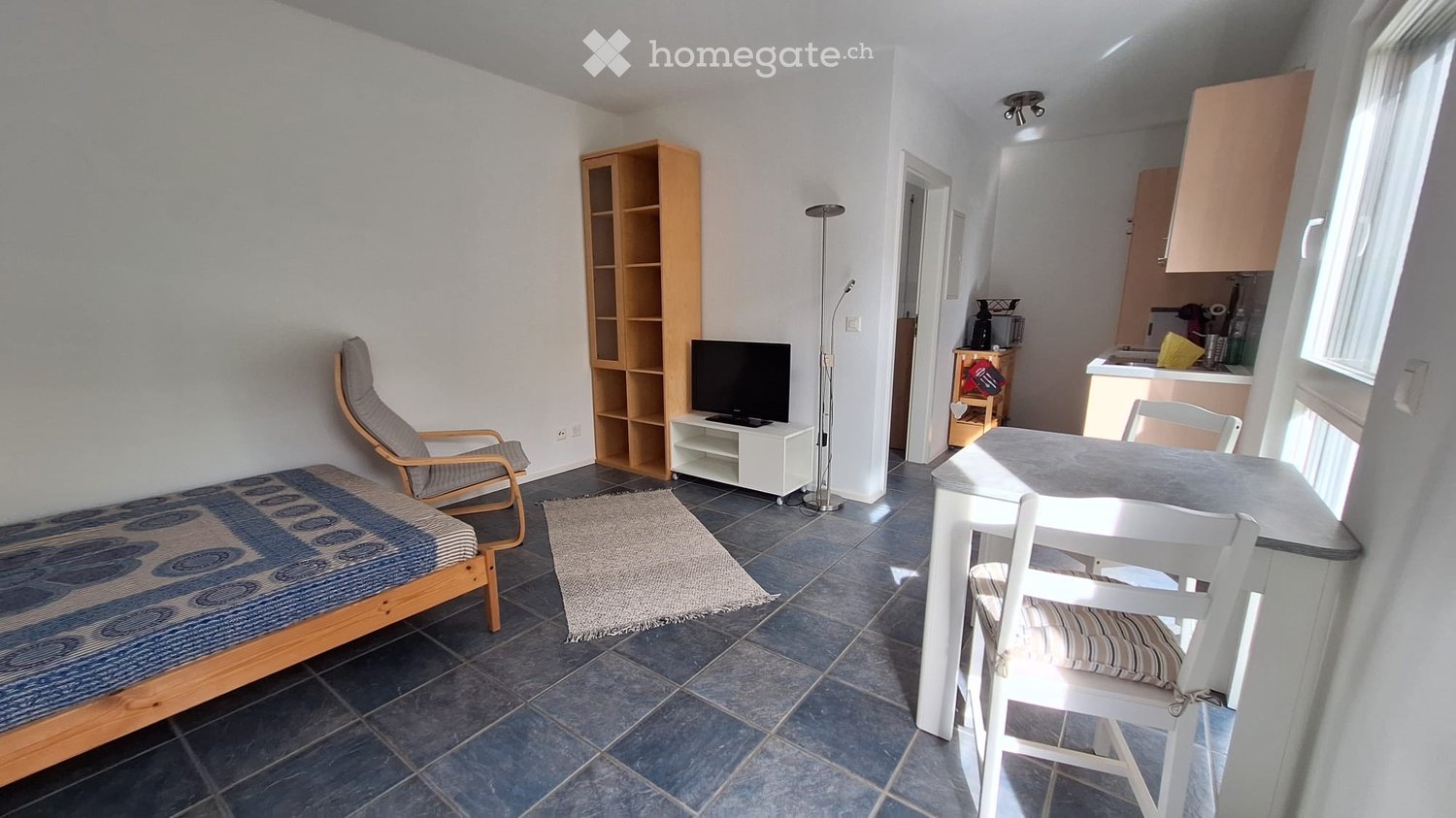 Studio arredato in affitto a Vétroz, disponibile subito. 
 
Situato in una zona tranquilla in un quartiere di ville, vicino alla zona commerciale di Conthey e alle fermate dell'autobus, e a pochi minuti soltanto da Sion. Al piano terra, con un ingresso indipendente e una terrazza circondata dalla ve, foto 1 di 5
