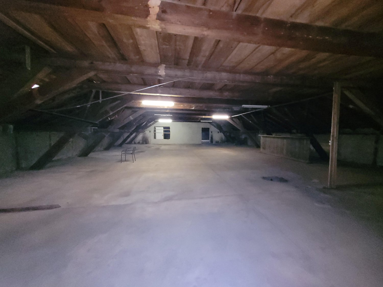 964m² storage room

Storage space in the attic for rent on approximately 963 m2.

The premises are accessible via the stairs and partially with the lift.

Have we piqued your interest? We will be happy to answer your questions via email., photo 1 of 5
