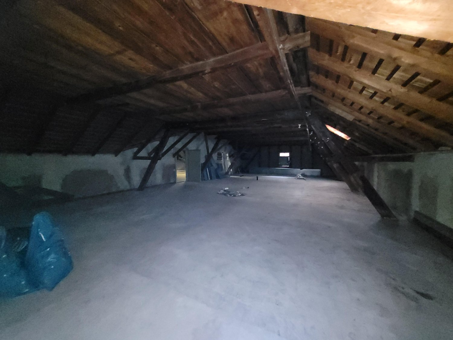 964m² storage room

Storage space in the attic for rent on approximately 963 m2.

The premises are accessible via the stairs and partially with the lift.

Have we piqued your interest? We will be happy to answer your questions via email., photo 3 of 5
