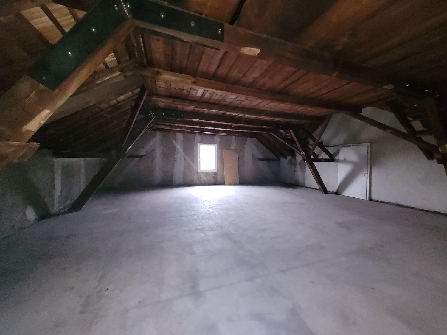 964m² storage room

Storage space in the attic for rent on approximately 963 m2.

The premises are accessible via the stairs and partially with the lift.

Have we piqued your interest? We will be happy to answer your questions via email., photo 4 of 5