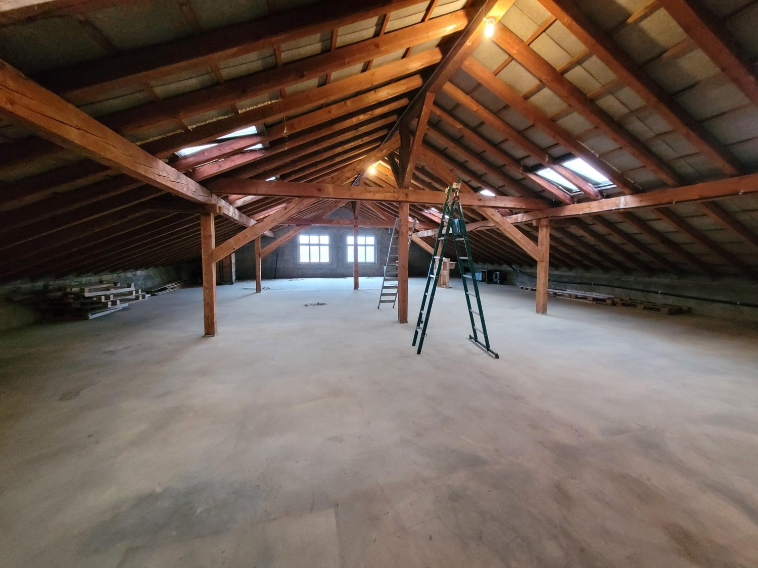 964m² storage room

Storage space in the attic for rent on approximately 963 m2.

The premises are accessible via the stairs and partially with the lift.

Have we piqued your interest? We will be happy to answer your questions via email., photo 2 of 5