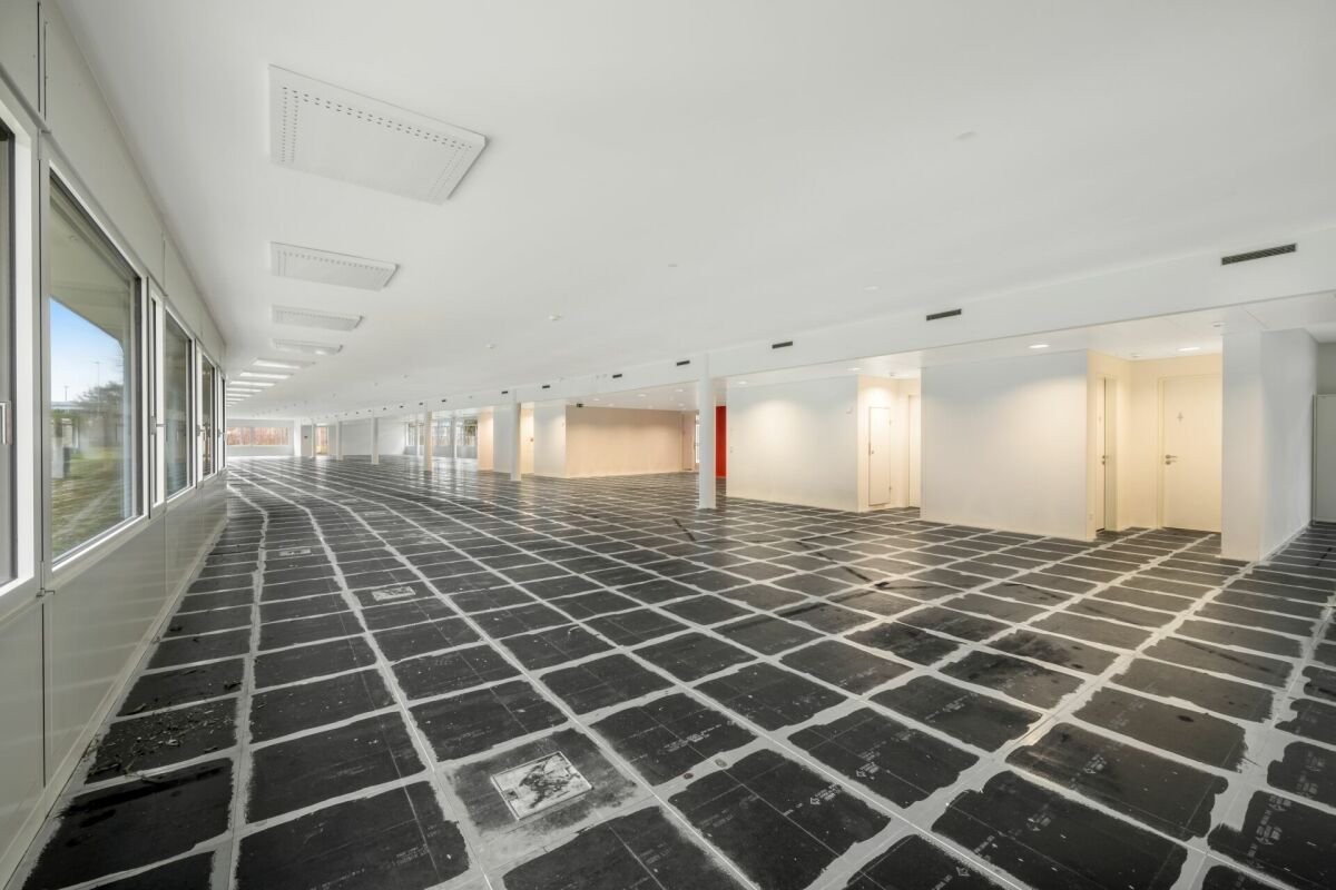 585m² office, photo 1 of 6