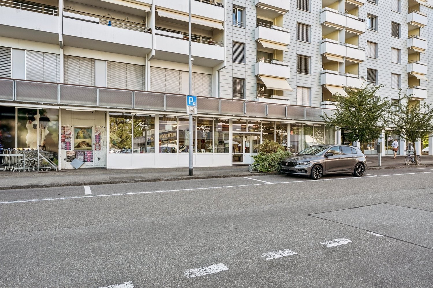 206m² shop, photo 1 of 7