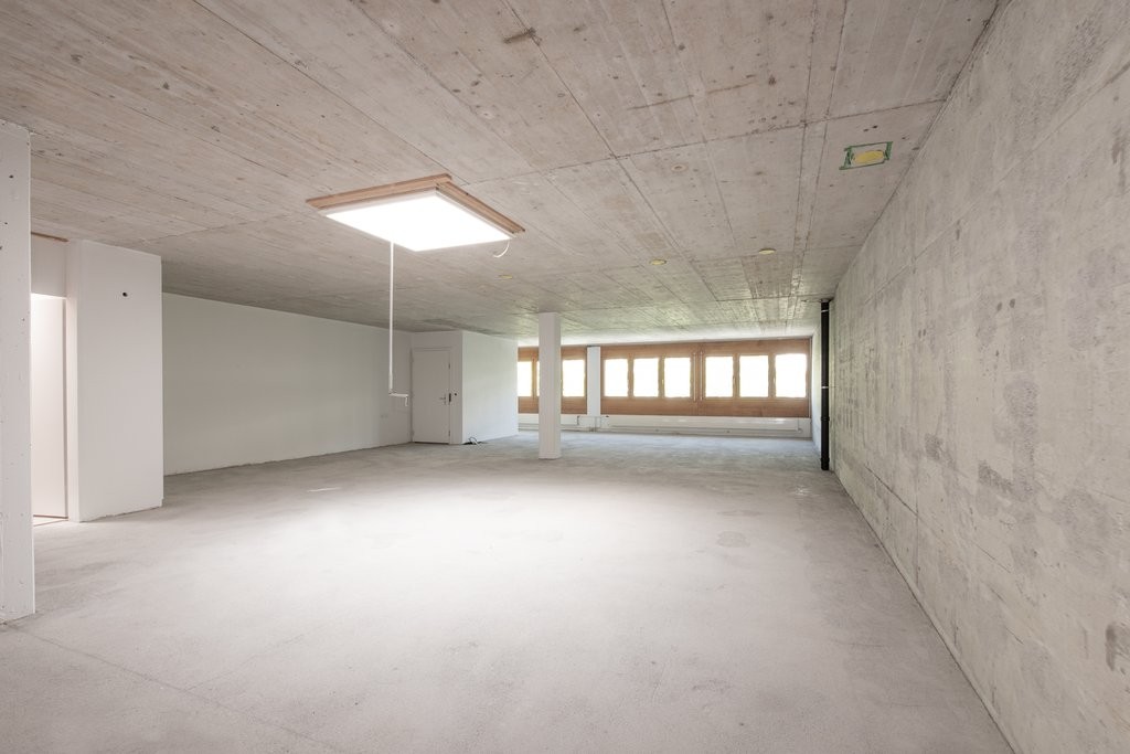 200m² commercial, photo 1 of 2