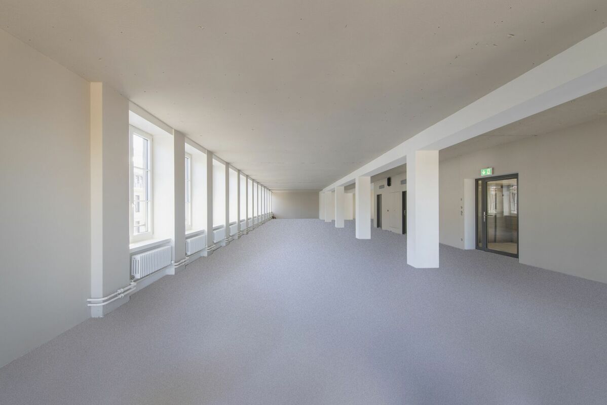 2390m² office, photo 4 of 10