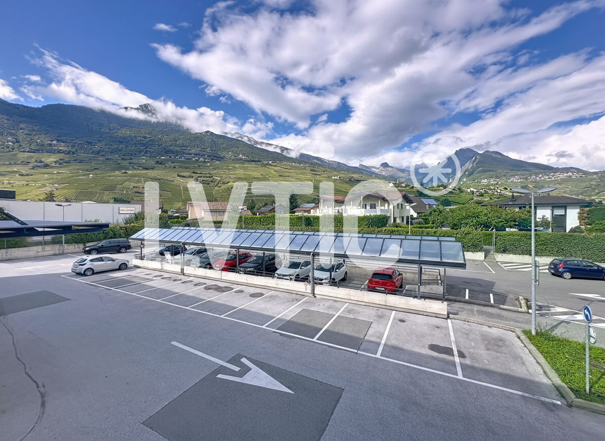 1665m² shop