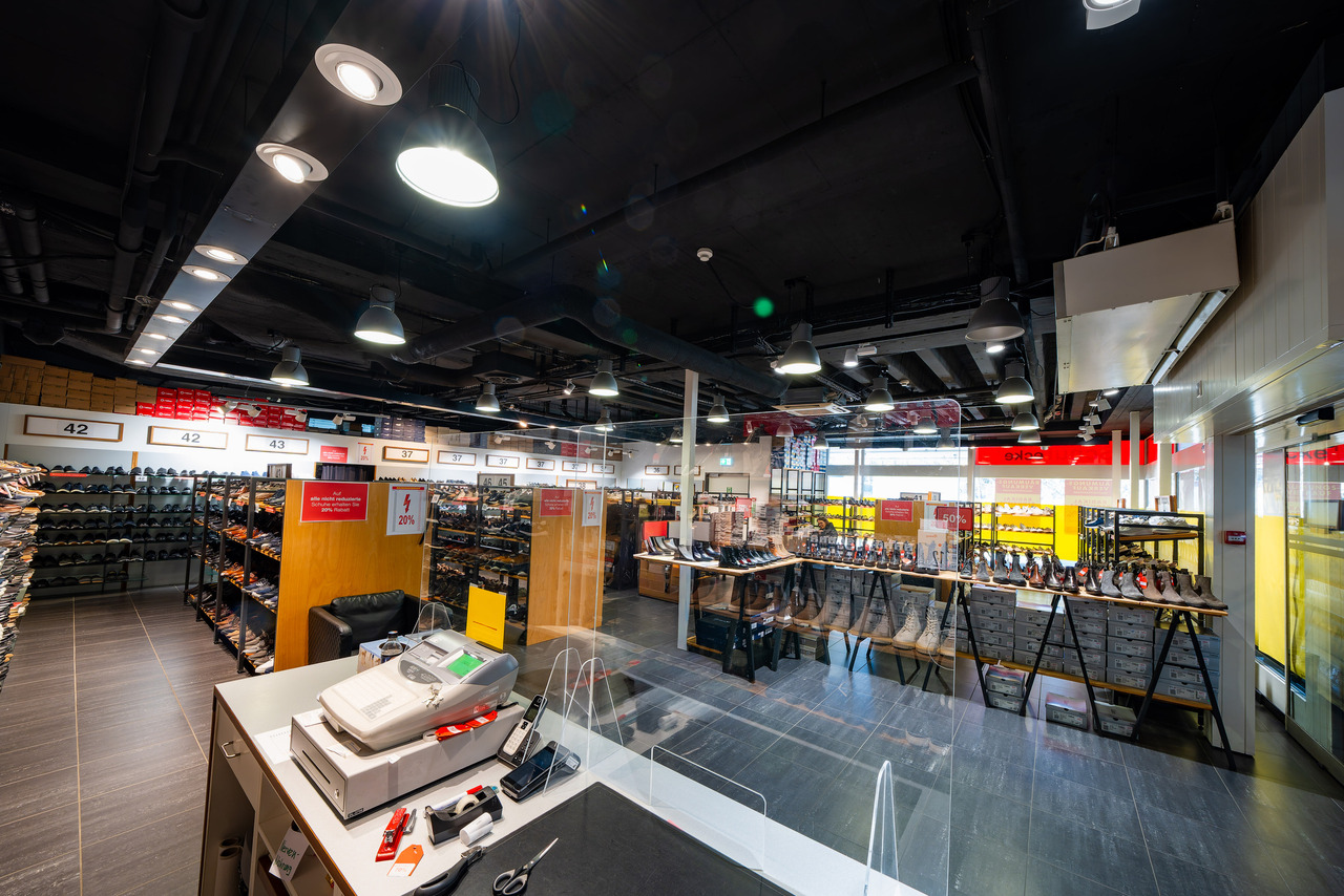 175m² shop