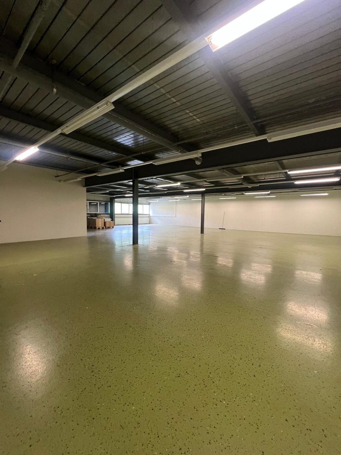 322m² storage room