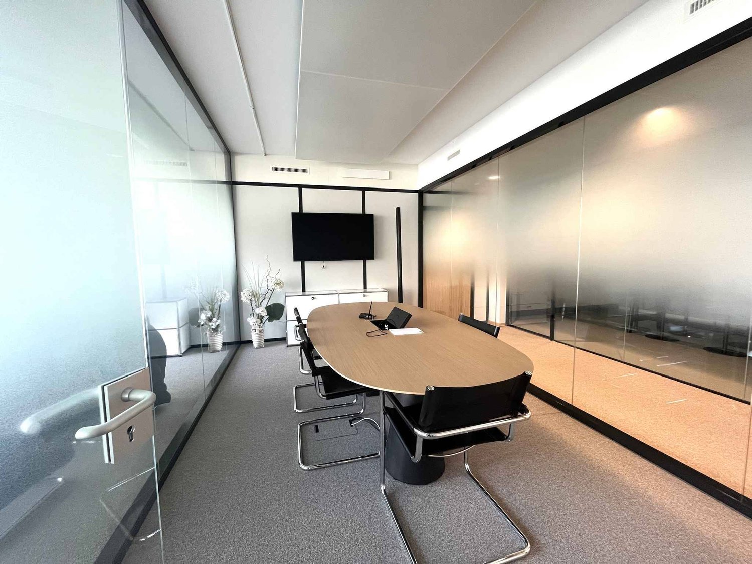 300m² office, photo 2 of 10
