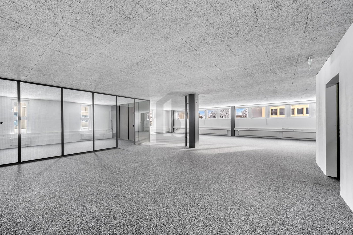 300m² office, photo 1 of 4