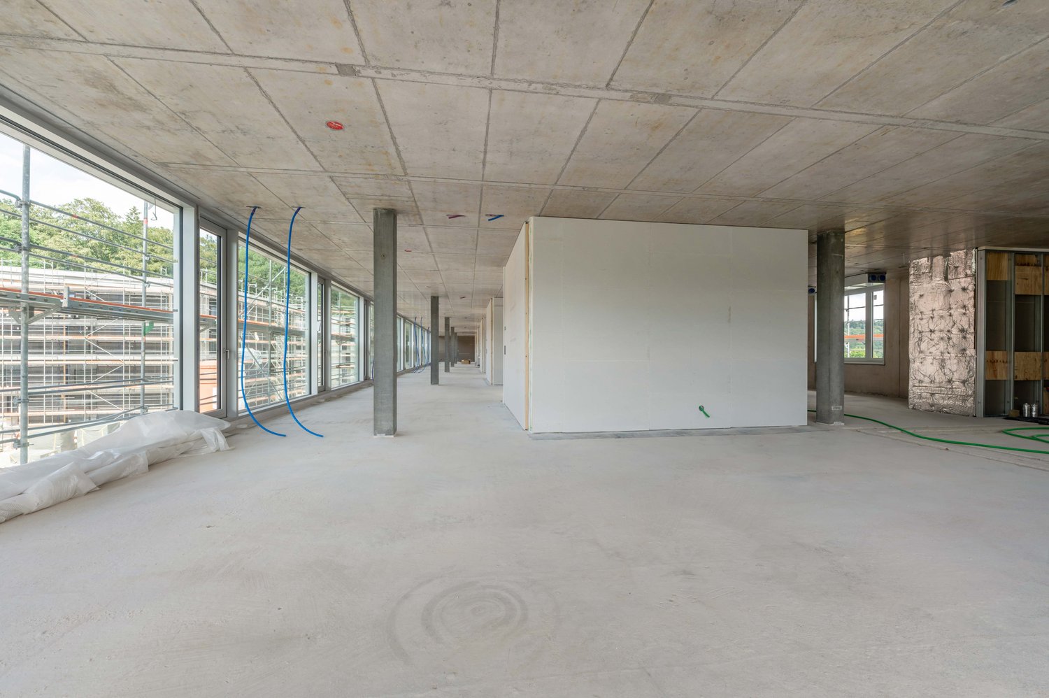 371m² office, photo 1 of 9