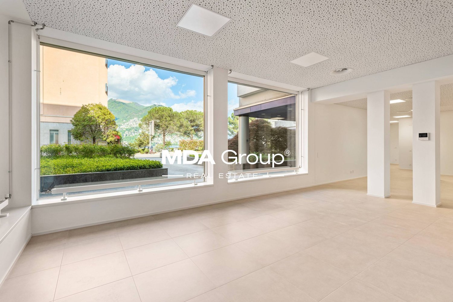 205m² shop, photo 1 of 10