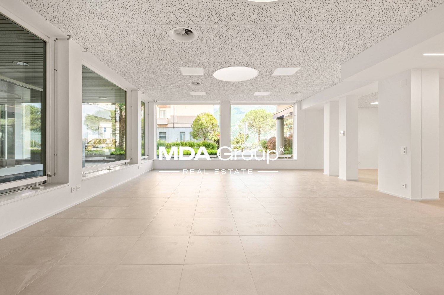 205m² shop, photo 2 of 10