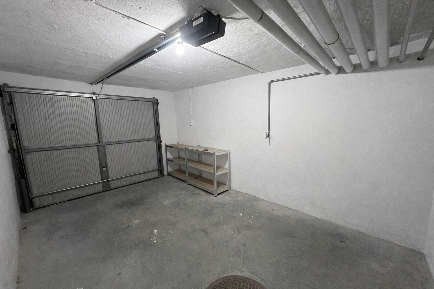 Single garage, photo 1 of 3