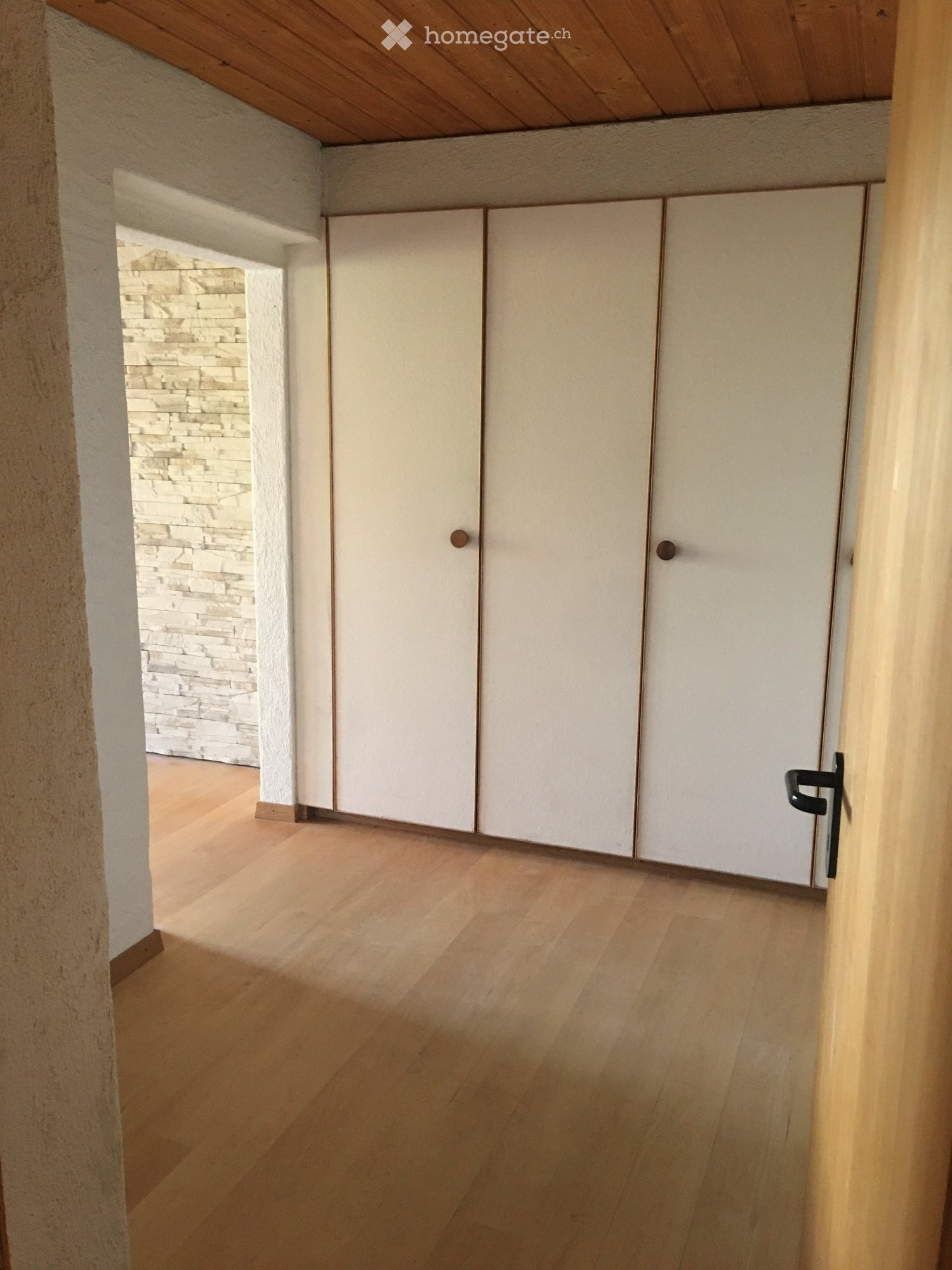 3 pièces appartement

à louer à partir du 1.9. ou 1.10.2026
appartement avec beaucoup de charme au 1er étage
2 chambres et un grand salon,
salle de bain avec baignoire, 1 balcon
loyer CHF 1'420.00 plus 260.00 charges
une place de parc est disponible

Note: Since the original text already included th