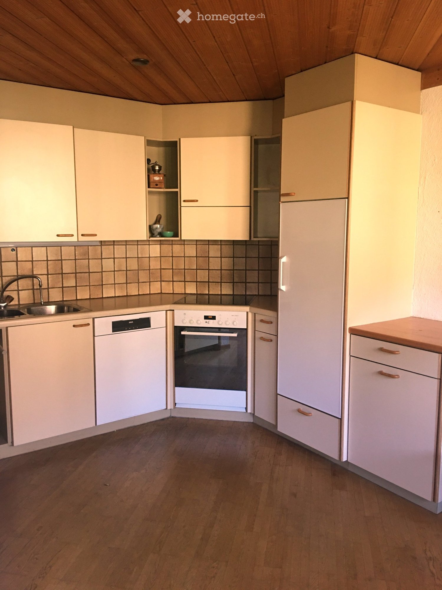 3 pièces appartement

à louer à partir du 1.9. ou 1.10.2026
appartement avec beaucoup de charme au 1er étage
2 chambres et un grand salon,
salle de bain avec baignoire, 1 balcon
loyer CHF 1'420.00 plus 260.00 charges
une place de parc est disponible

Note: Since the original text already included th