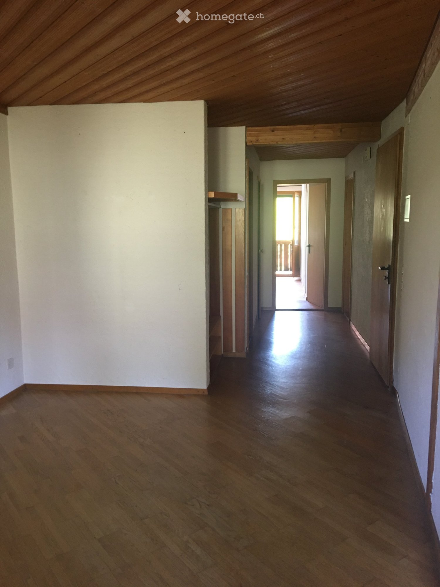 3 pièces appartement

à louer à partir du 1.9. ou 1.10.2026
appartement avec beaucoup de charme au 1er étage
2 chambres et un grand salon,
salle de bain avec baignoire, 1 balcon
loyer CHF 1'420.00 plus 260.00 charges
une place de parc est disponible

Note: Since the original text already included th