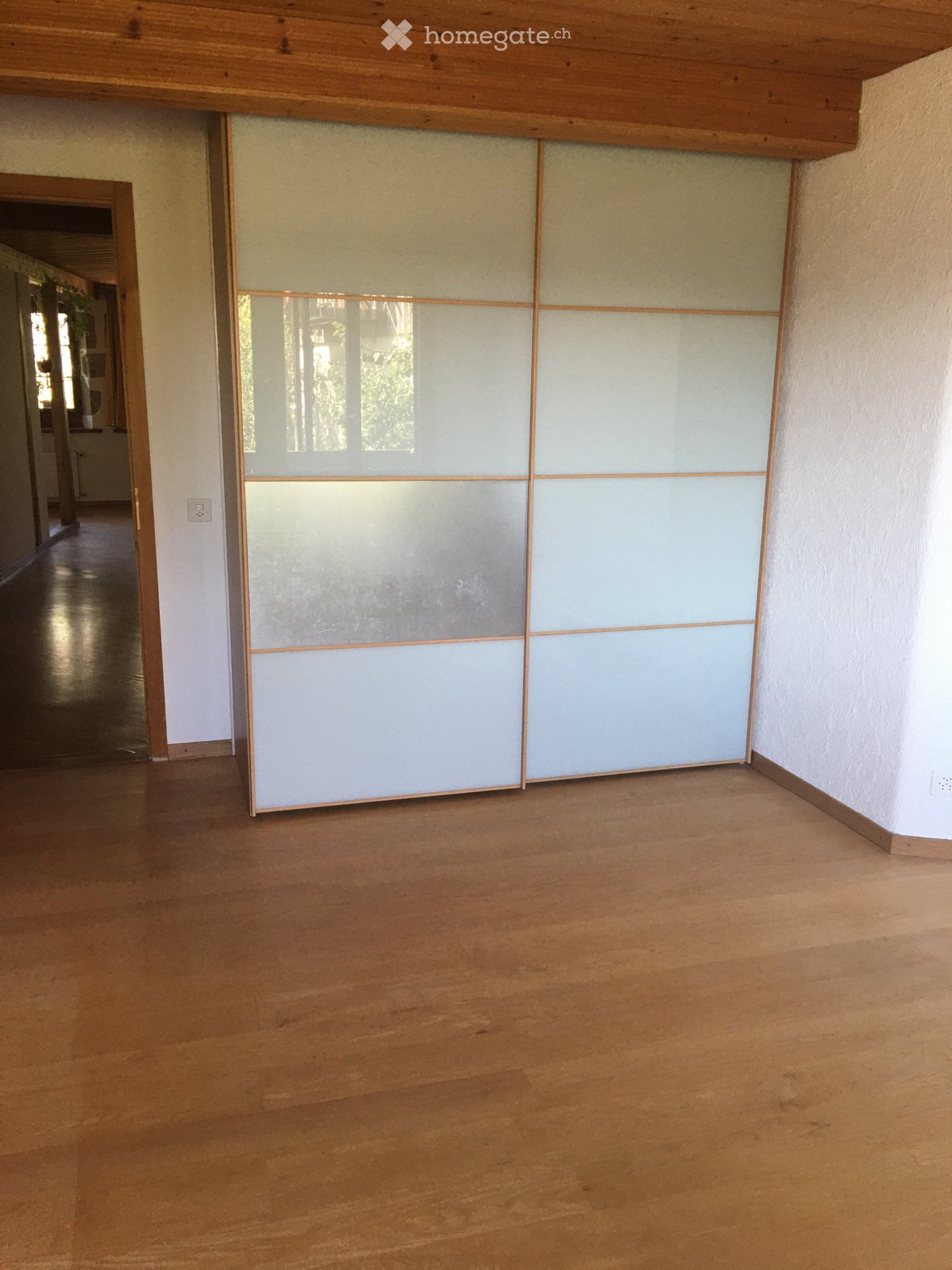 3 pièces appartement

à louer à partir du 1.9. ou 1.10.2026
appartement avec beaucoup de charme au 1er étage
2 chambres et un grand salon,
salle de bain avec baignoire, 1 balcon
loyer CHF 1'420.00 plus 260.00 charges
une place de parc est disponible

Note: Since the original text already included th