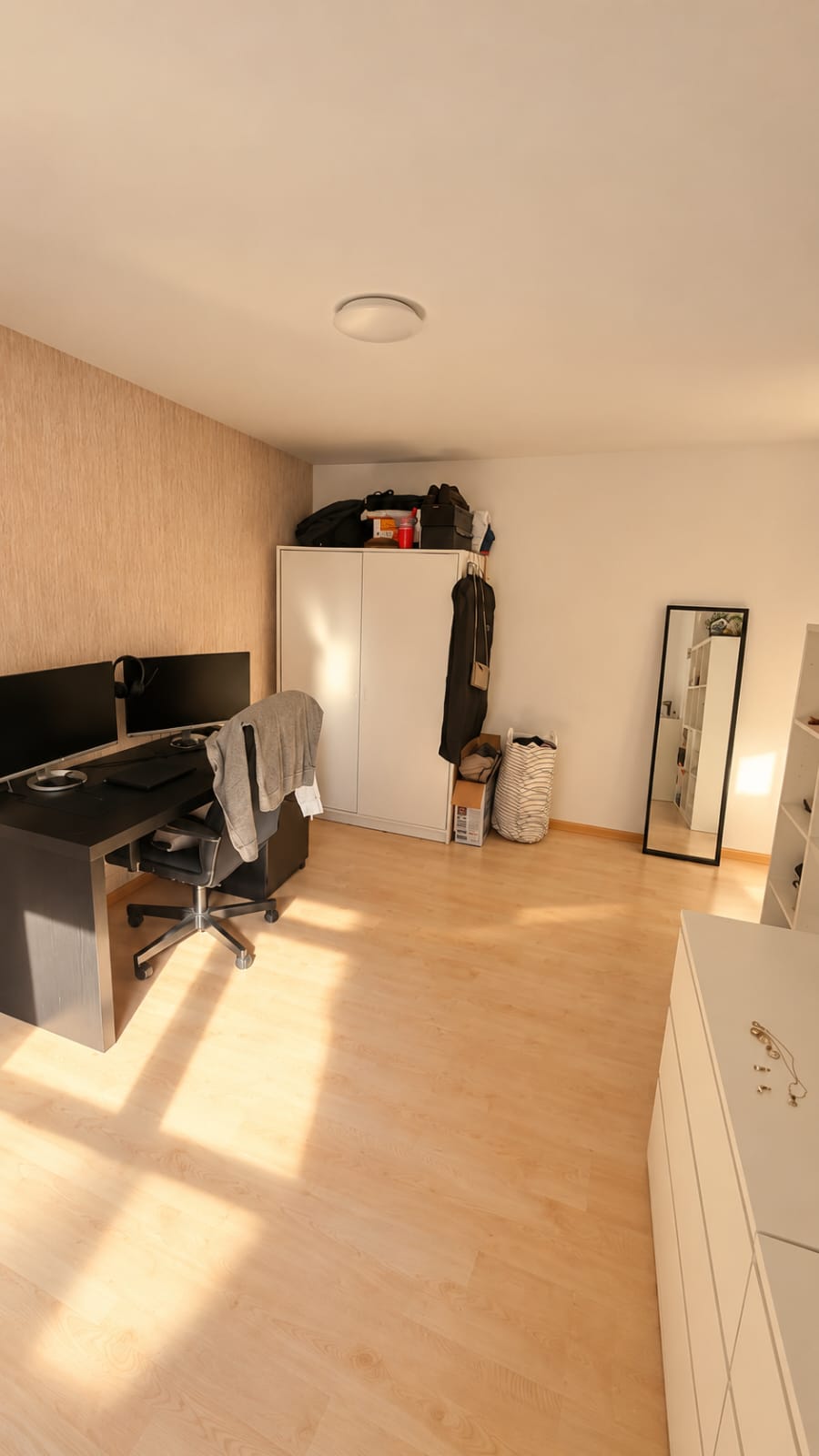 Chambre en colocation

Trois chambres deviennent disponibles de manière permanente dans une rue chaleureuse près de Claraplatz

Salut !
Au cours des prochains mois, de novembre à janvier, trois chambres de notre WG deviendront disponibles de manière permanente car nous emménageons respectivement ave